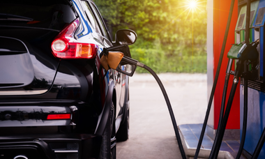 Automobile fa rifornimento di benzina