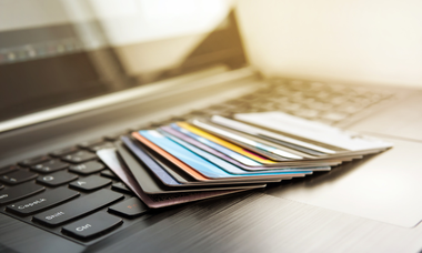 Mazzo di carte di credito su computer