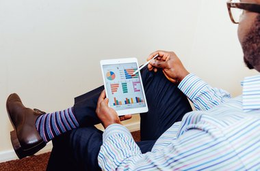 persona controlla dati aziendali startup