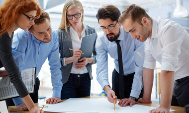 riunione di product manager in camicia e giacca che controllano i principali KPI aziendali