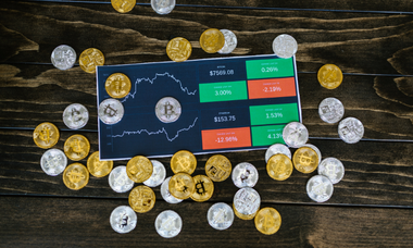 criptovalute sparse con exchange sul tavolo