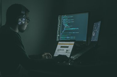 persona scrive codice al computer