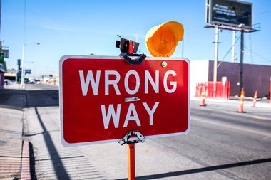 cartello wrong way
