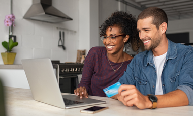 uomo e donna fanno acquisti online su ecommerce