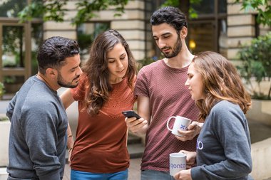 impiegati controllano spese aziendali su smartphone