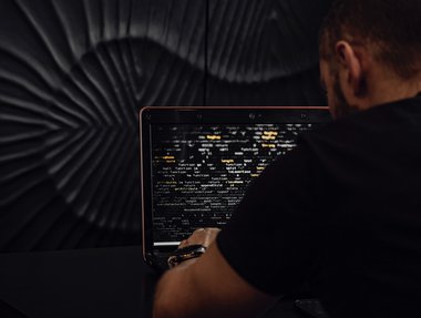 persona scrive codice al computer