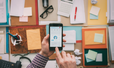 persona con smartphone superapp