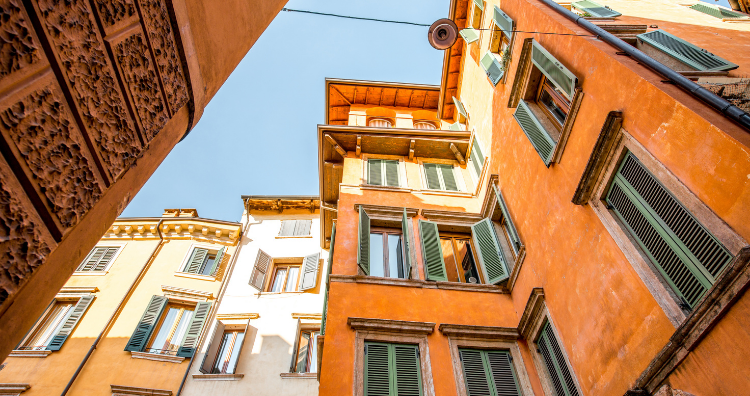 trusters_verona edifici palazzi gialli con finestre verdi